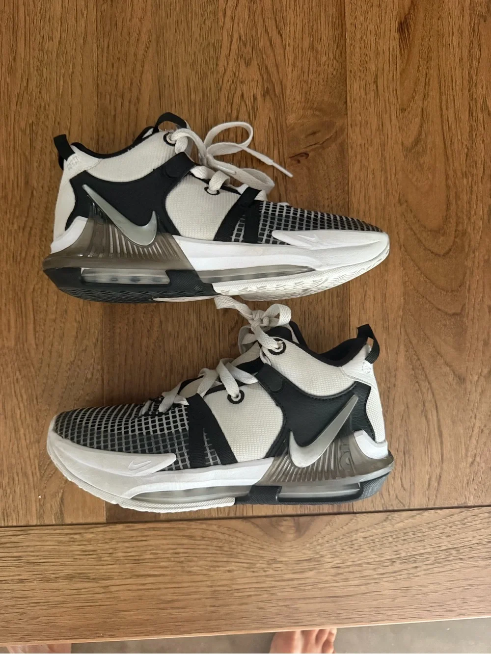 Nike Kids LeBron Witness 7GS White Black Basketball Shoes Size 6Y